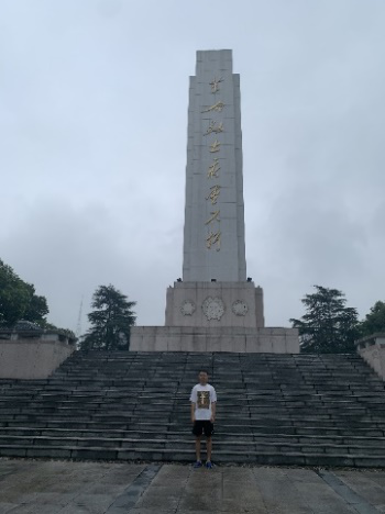 马宏然参观宜昌革命烈士陵园