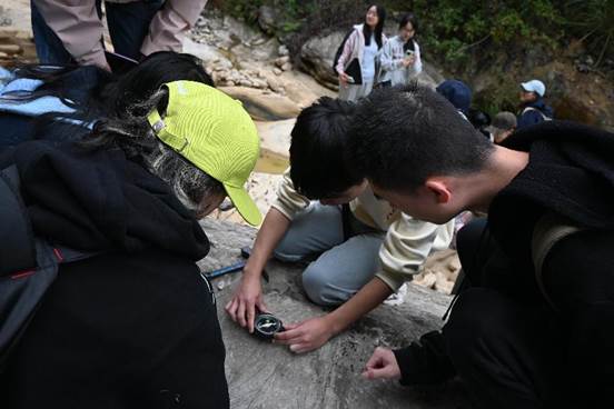 2 学生动手测量岩石产状